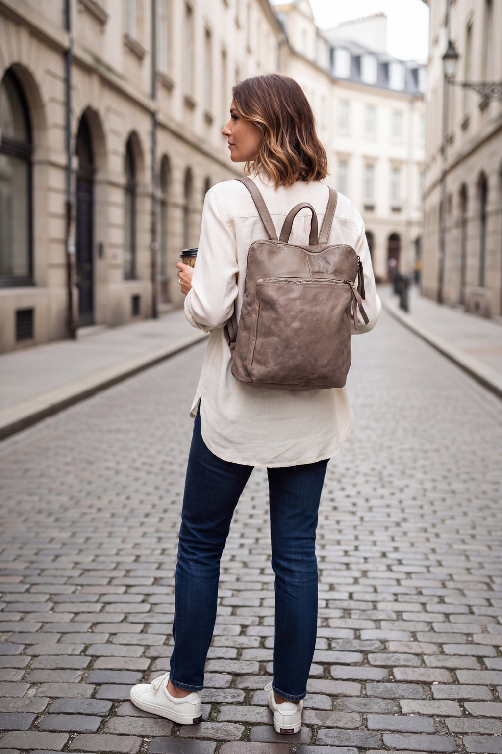Kleiner Leder-Rucksack wandelbar taupe