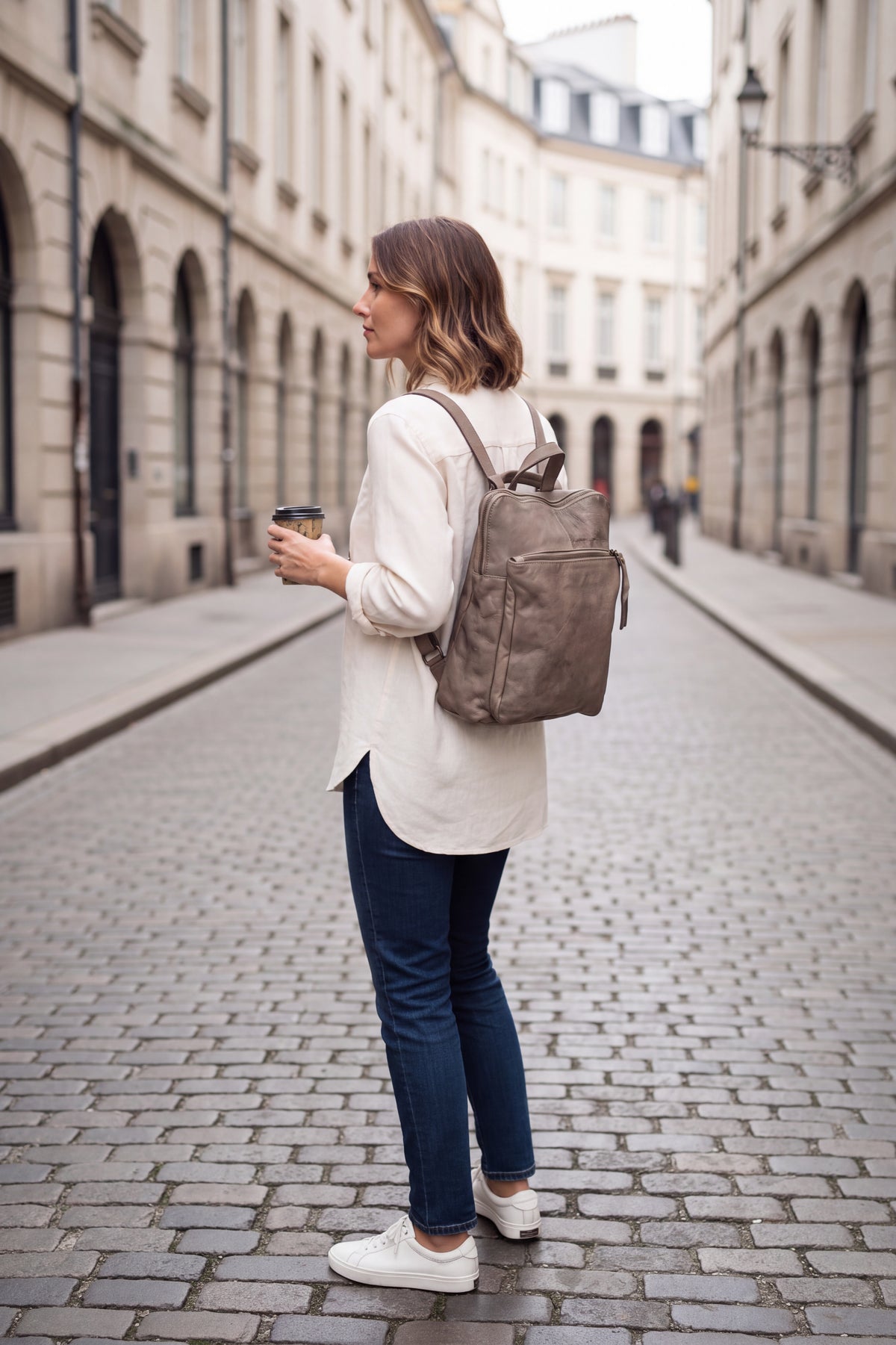 Kleiner Leder-Rucksack wandelbar taupe