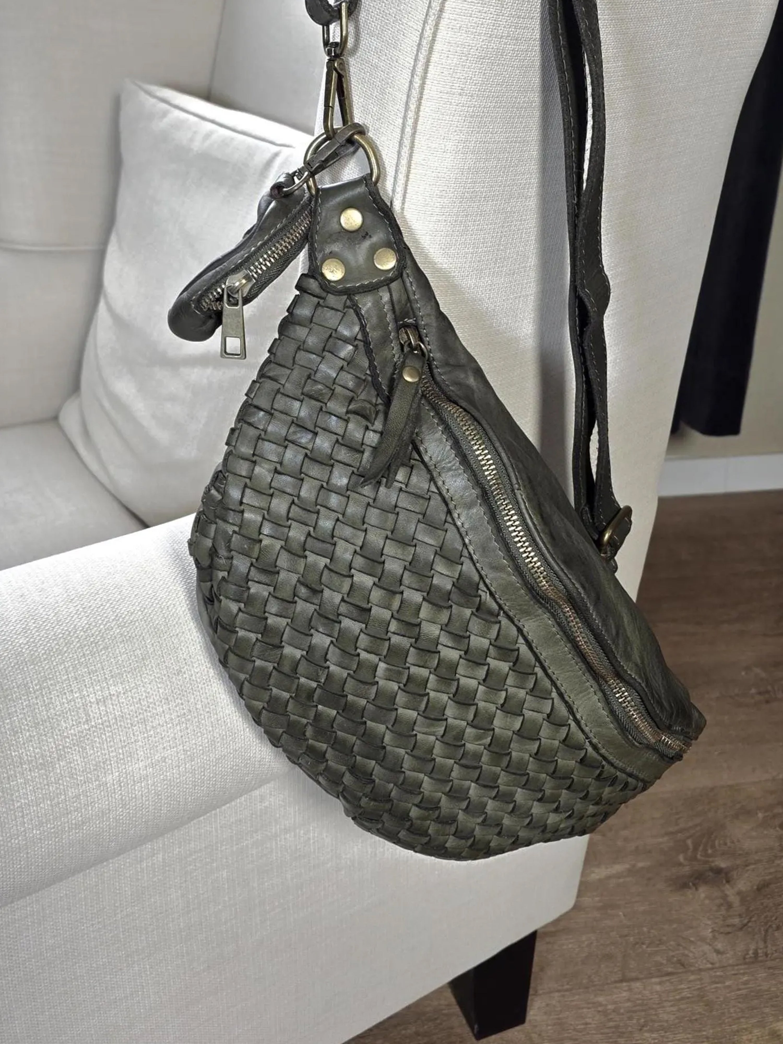 Leder-Bauchtasche geflochten oliv