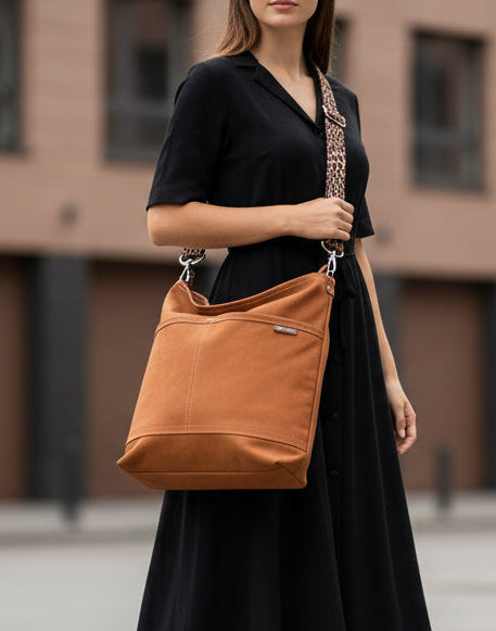 sanumi_canvas_hobobag_cognac_frau vor urbanerkulisse