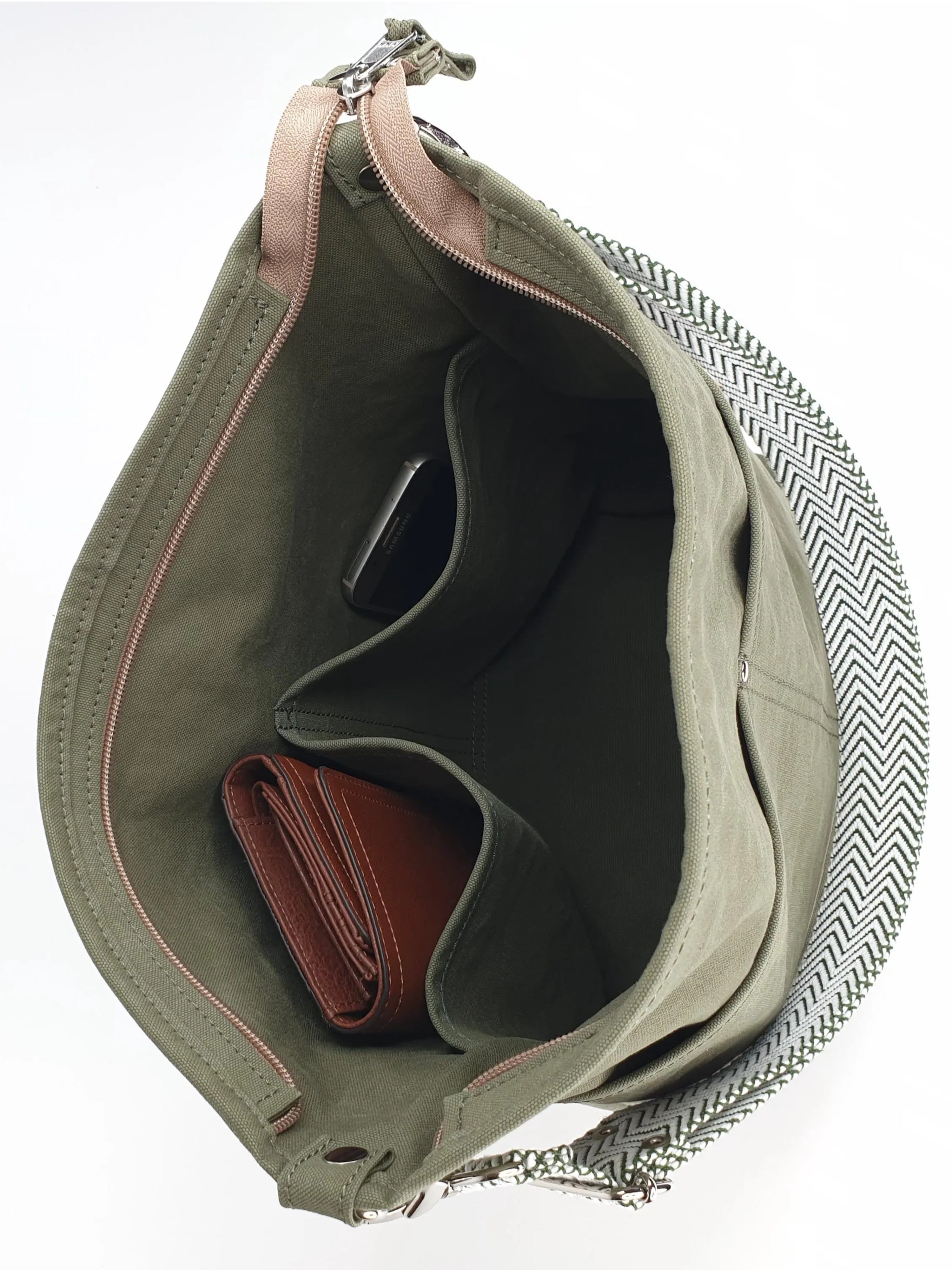 sanumi_canvas_hobobag_olivgruen_drausicht offen